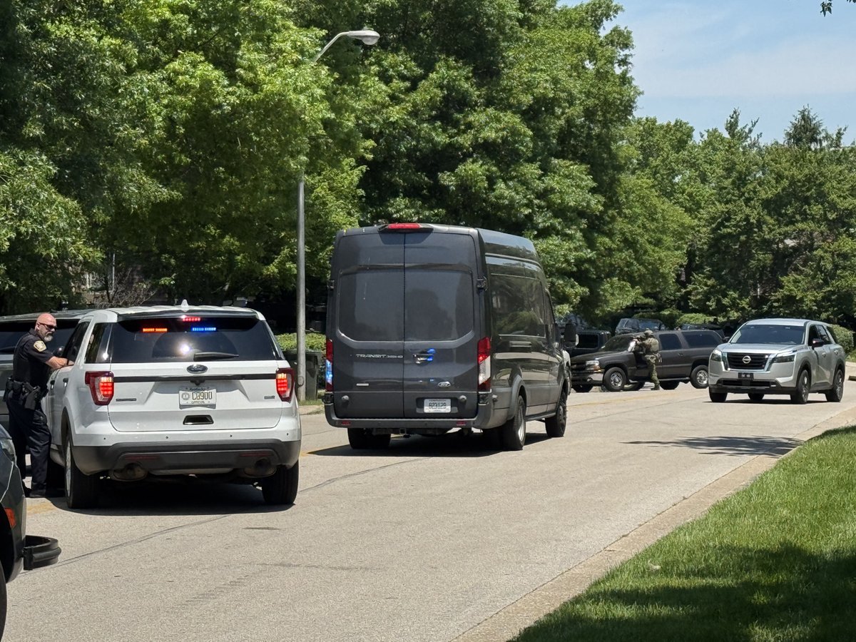 SWAT, US Marshalls at barricade scene in Lexington: